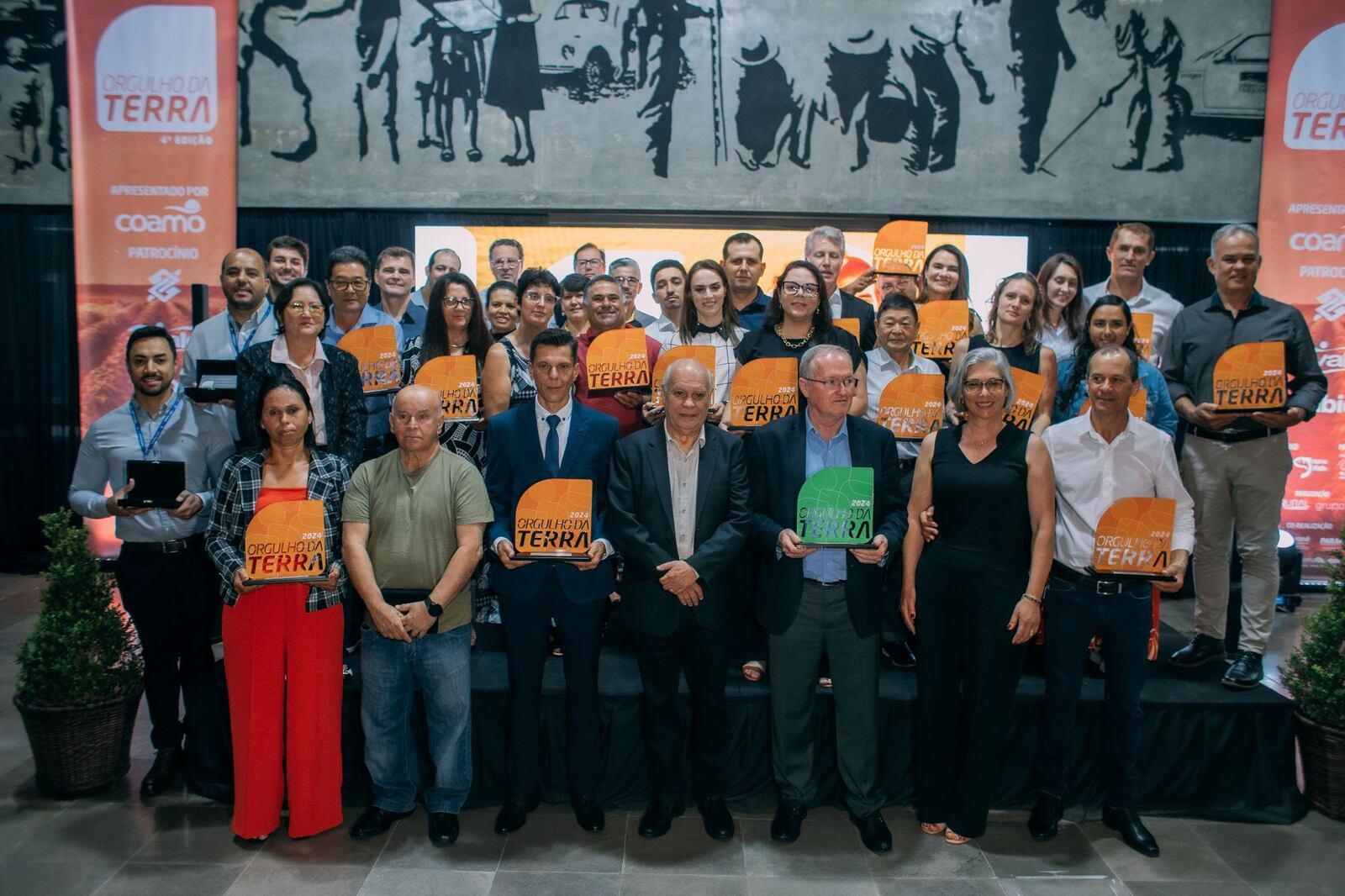 Grupo de premiados na cerimônia Orgulho da Terra 2024